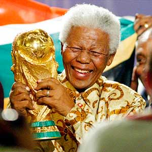 Mandela con la Copa del Mundo (AP)