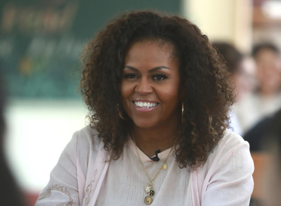 En esta foto del 9 de diciembre de 2019, Michelle Obama escucha a alumnas de la escuela secundaria Can Giuoc en la provincia de Long An, en Vietnam. Obama será la anfitriona de un nuevo podcast, "The Michelle Obama Podcast", que debutará de manera exclusiva en Spotify el 29 de julio de 2020. (AP Foto/Hau Dinh, Archivo)