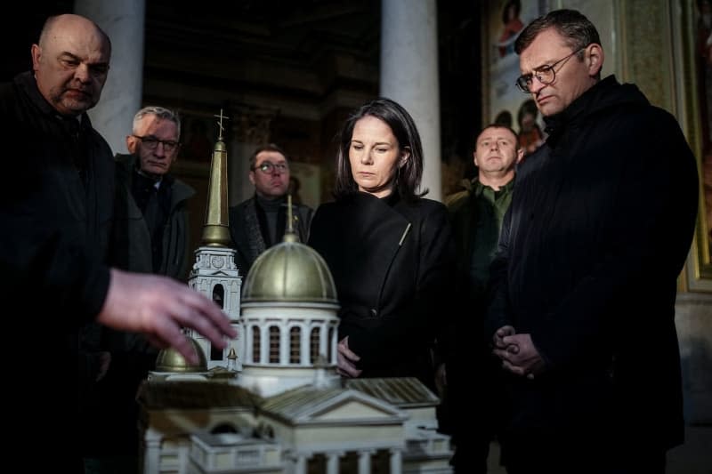 Die deutsche Außenministerin Annalena Baerbach (Mitte) und der ukrainische Außenminister Dmytro Kuleba (Mitte) besuchen die Verklärungskathedrale in der Hafenstadt Odessa, die durch einen russischen Raketenangriff zerstört wurde.  Kay Nietfeldt/TBA