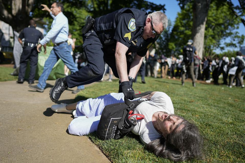 Un agente de la policía detiene a un manifestante en el campus de la Universidad de Emory, durante una protesta propalestina, el jueves 25 de abril de 2024, en Atlanta. (AP Foto/Mike Stewart)