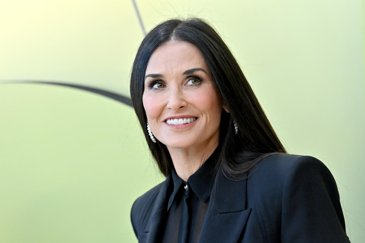 WEST HOLLYWOOD, CALIFORNIA - 09 DE MARZO: Demi Moore asiste al Versace FW23 Show en Pacific Design Center el 09 de marzo de 2023 en West Hollywood, California. (Foto de Axelle/Bauer-Griffin/FilmMagic)