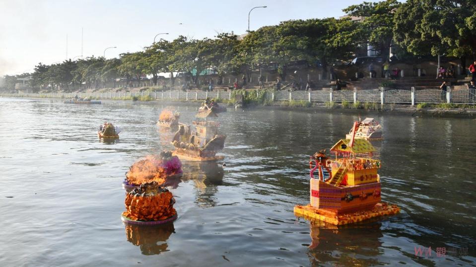 ▲鹿港地藏王廟舉辦為期三天的「2023祈安拔薦三天大法會 祭水靈儀式、放水燈，照引水中孤魂水靈能上岸，找到可以宴請祂們的地方，享用祭品並接受超渡。（圖／記者陳雅芳攝，2023.08.28）