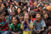 <p>Kinder aus armen Verhältnissen sehen sich in Allahabad, Indien, eine Aufführung an, die sich gegen Kinderarbeit ausspricht. Trotz des rasanten Wirtschaftswachstums ist Kinderarbeit in Indien immer noch weit verbreitet - ungefähr 13 Millionen Kinder sind davon betroffen, die Gesetze zur Schulpflicht, die Kinderarbeit verhindern sollen, werden regelmäßig missachtet. (Bild: Rajesh Kumar Singh/AP) </p>