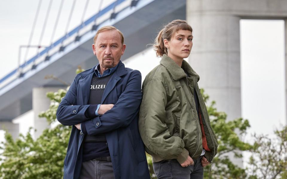 Im Film begegnet Karl Hidde (Alexander Held) seiner neuen Kollegin Jule Zabek (Sophie Pfennigstorf) mit anfänglicher Skepsis. Die Realität am Set sah anders aus: "Ich wurde mit offenen Armen und einer großen Offenherzigkeit empfangen", schwärmt Pfennigstorf im Interview. (Bild: ZDF/Sandra Hoever)