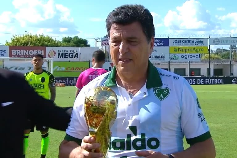 Passarella, el último sábado, con la Copa del Mundo, durante el agasajo que le hizo Sarmiento de Junín