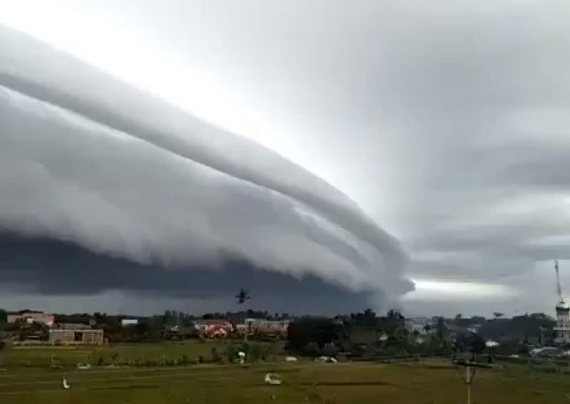 ▲印尼亞齊省（Aceh）米拉務地區（Meulaboh）驚現大片厚厚的灰白雲層在空中緩緩移動，宛如海嘯般向城市襲來，讓當地居民感到訝異萬分。（圖／翻攝自影片）