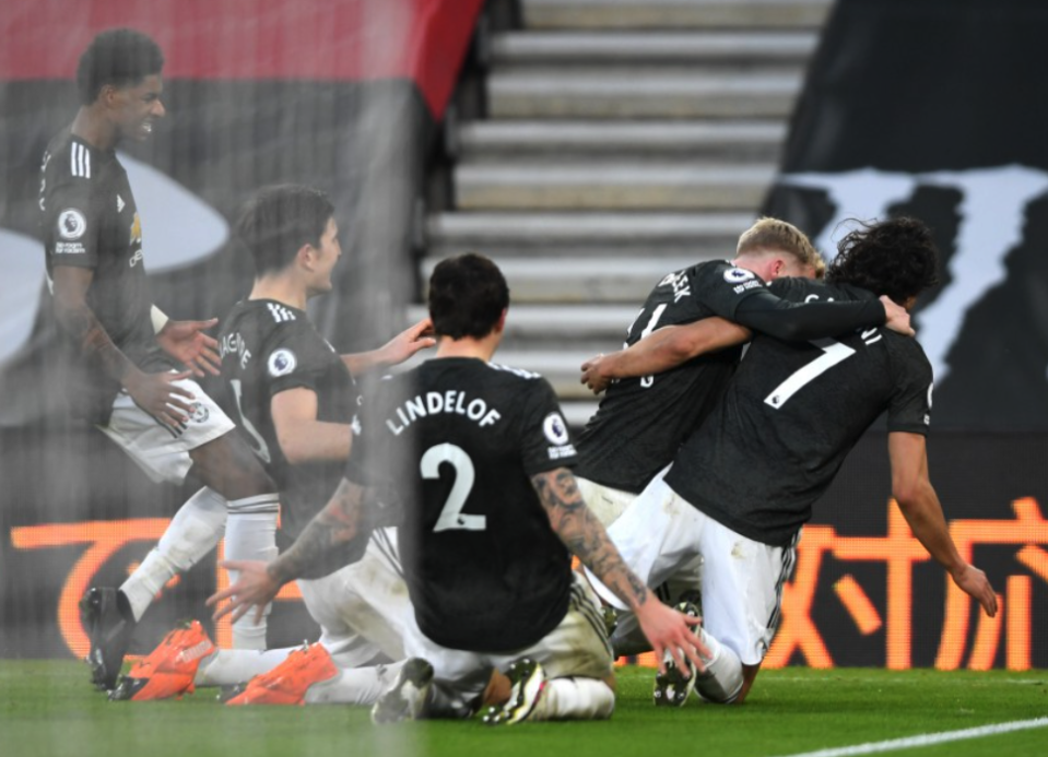 <p>Manchester United celebrate the winning goal of Edinson Cavani</p> (Reuters)