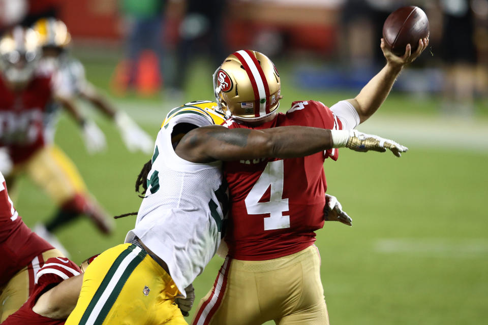 Za'Darius Smith of the Green Bay Packers hits Nick Mullens of the San Francisco 49ers. (Photo by Ezra Shaw/Getty Images)