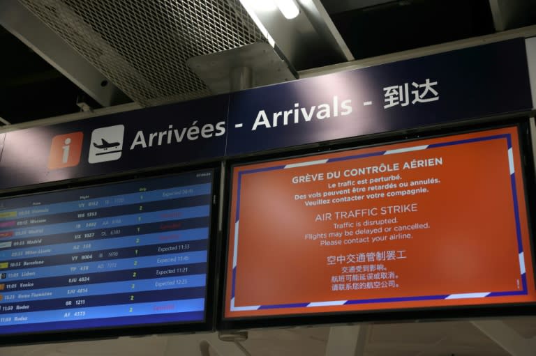 Un message d'information sur la grève du contrôle aérien à l'aéroport d'Orly, près de Paris, le 25 avril 2024 (Thomas SAMSON)