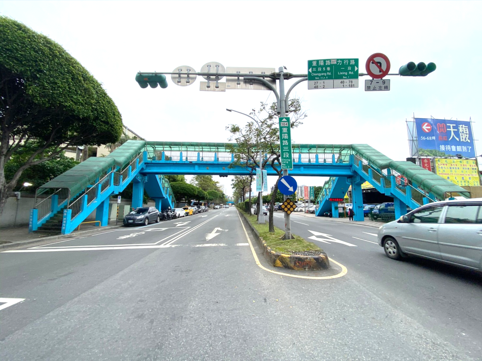 三重明德陸橋現況。（新北市工務局提供）