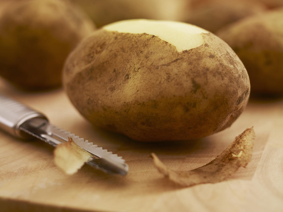 Kartoffelschalen als Beauty-Produkt? In der Tat sitzen hier die meisten Vitamine und Mineralstoffe und die sorgen beispielsweise für streichelzarte Hände. So geht’s: Mit der feuchten Seite der Schalen die Hände einreiben und trocknen lassen. Die darin enthaltenen Enzyme können sogar Pigmentflecken aufhellen. (Bild-Copyright: Adam Gault/Getty Images)