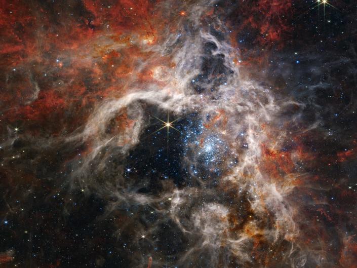 Tarantula-Nebel kosmische Staubwolke orange-weißes Gitter mit Sternen