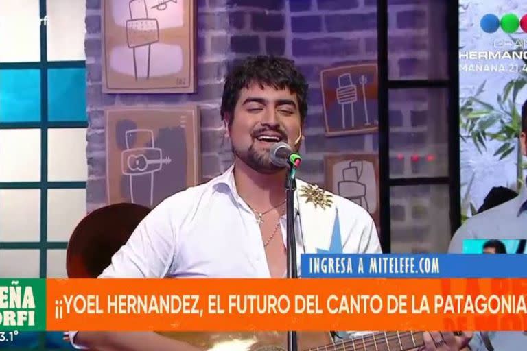 Yoel Hernández cumplió su sueño de cantar en La Peña de Morfi en el día de la madre