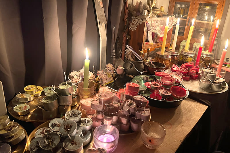 魔法蠟燭祝聖儀式，圖片由Enn tarot夜貓占卜師阿恩提供