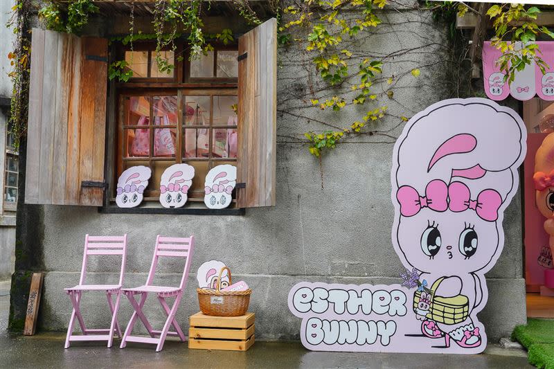 《Esther Bunny 艾絲樂小兔》華山快閃店打卡點-粉色乘涼椅。（圖／主辦單位提供）