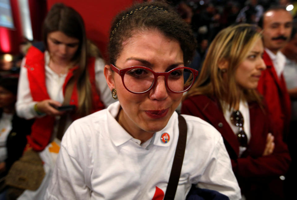 A supporter of "Si" vote cries after the nation voted "NO" in a referendum on a peace deal between the government and Revolutionary Armed Forces of Colombia (FARC) rebels, at Bolivar Square in Bogota, Colombia, October 2, 2016. REUTERS/John Vizcaino