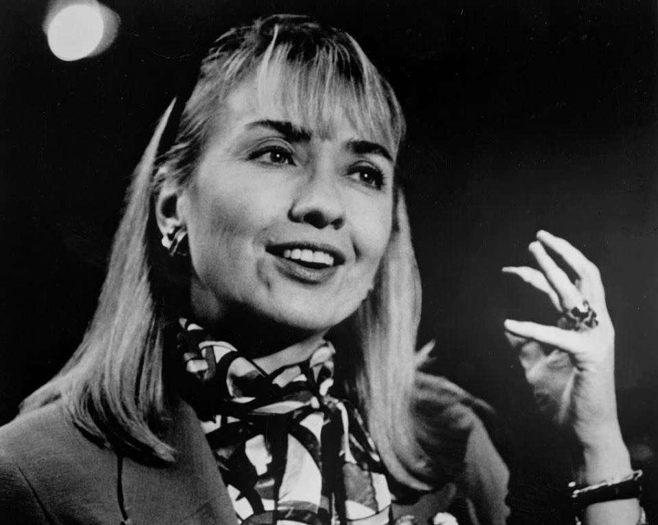 1992, während des Präsidentschaftswahlkampfes ihres Mannes, versprühte Hillary mit braver Pony-Frisur eher Hausfrauencharme als First-Lady-Glamour. (Bild: Getty Images)