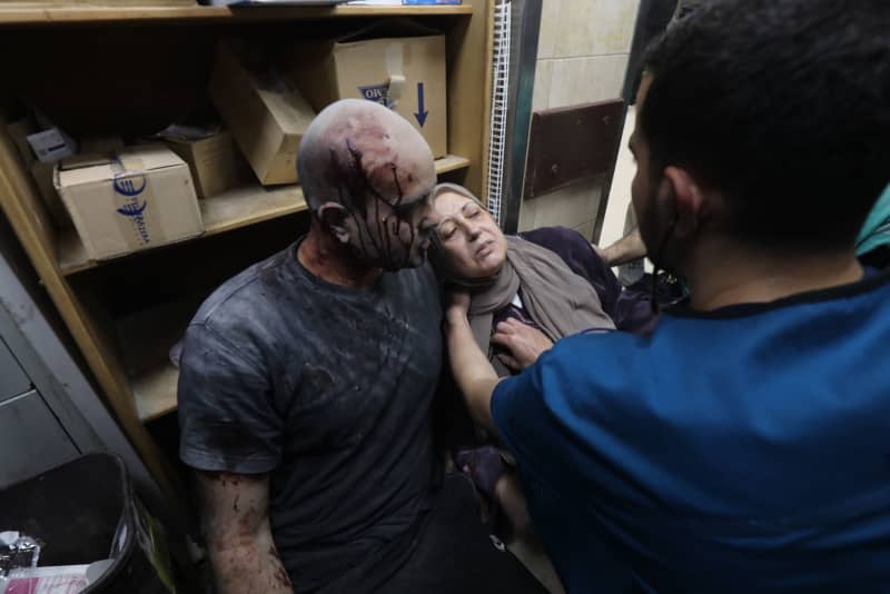 Injured Palestinians are brought to Al-aqsa Hospital in Dair El-Balah for treatment following the Israeli attacks. Omar Ashtawy/APA Images via ZUMA Press Wire/dpa