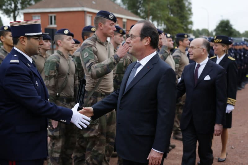 François Hollande a confirmé lundi à Calais son intention de vider "complètement et définitivement" le campement sauvage de la "jungle", où vivent au moins 7.000 migrants, candidats à l'entrée en Grande-Bretagne. Le chef de l'Etat effectuait la première visite de son quinquennat dans cette ville portuaire du nord de la France, où l'existence de ce campement provoque des incidents à répétition depuis des années. /Photo prise le 26 septembre 2016/REUTERS/Thibault Vandermersch/Pool