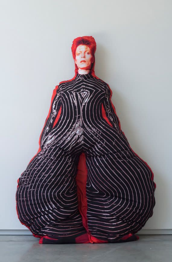 Le coussin poupée David Bowie grandeur nature (400 $)