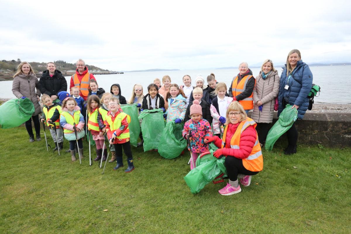 Wemyss Bay Primary pupils take part in big beach clean. <i>(Image: George Munro)</i>