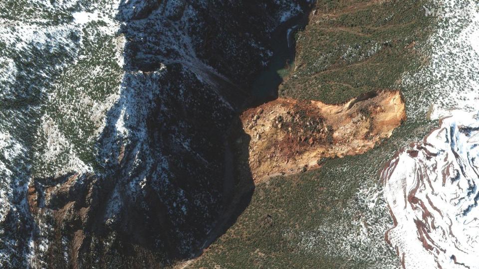 Dieses von Maxar Technologies bereitgestellte Satellitenbild zeigt einen großen Erdrutsch, der die Straße nach einem Erdbeben in Islahiye, Türkei, blockiert. (Bild: Satellitenbild/Maxar Technologies/dpa)