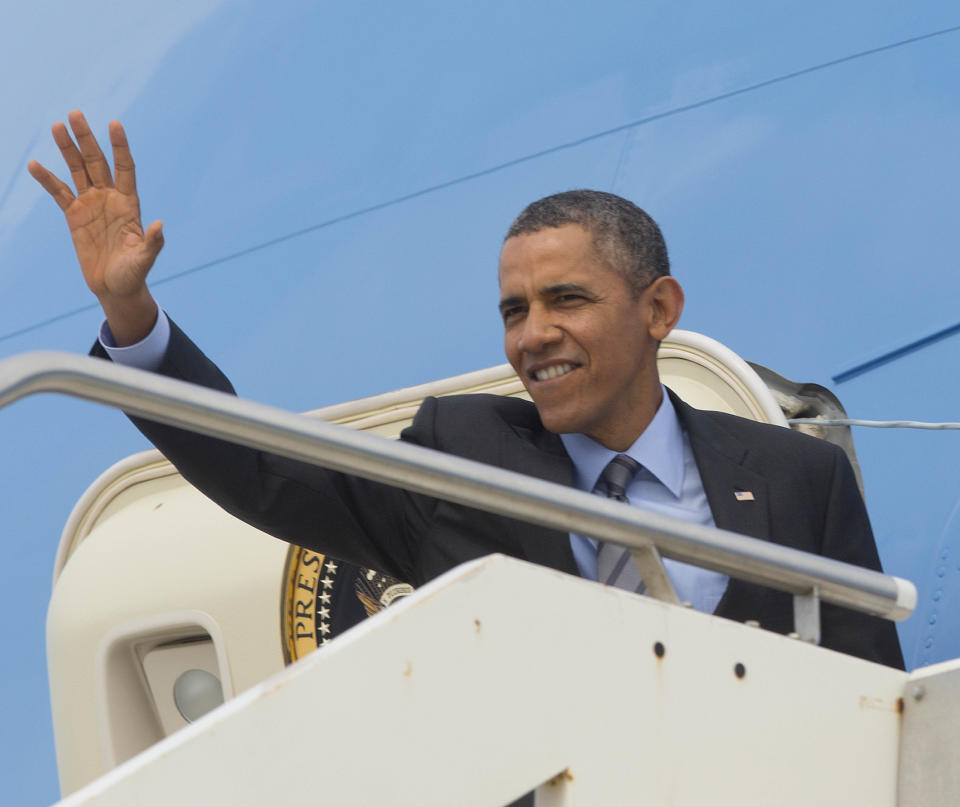 US President Barack Obama waves on his departure on Air Force One at Fiumicino Airport, Friday, March 28, 2014 in Rome. Obama departs Italy for Saudi Arabia, to meet with King Abdulla, the final stop on a weeklong overseas trip. (AP Photo/Pablo Martinez Monsivais)