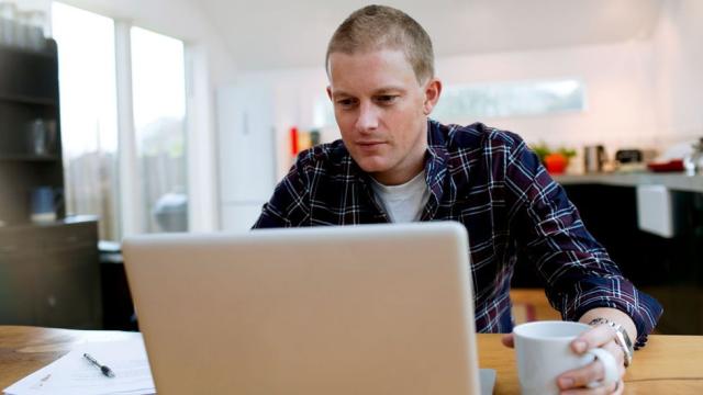 Hombre trabajando en una computadora