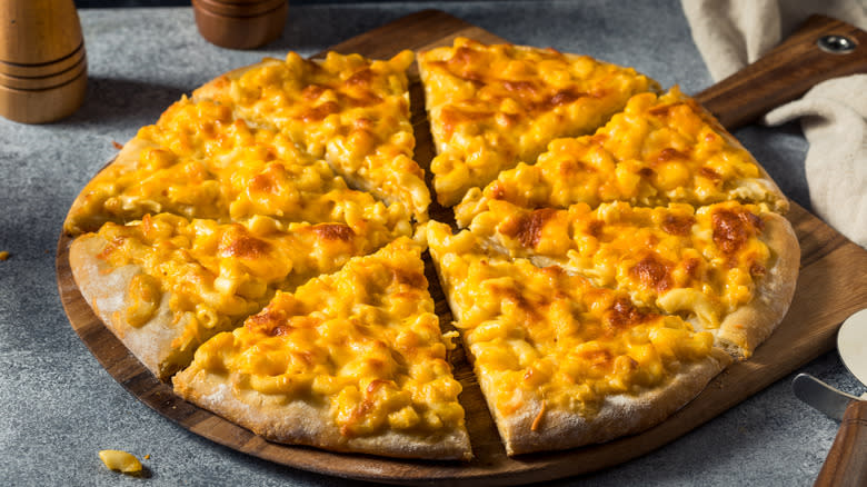 Mac and cheese pizza on a board