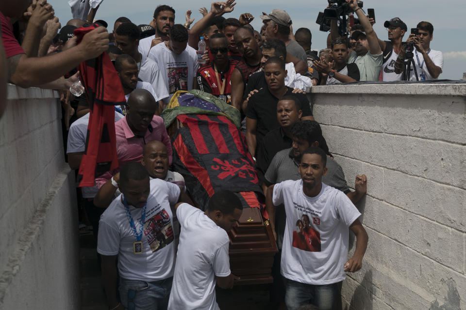 Amigos y familiares cargan el ataúd que contiene los restos de Samuel de Souza Rosa, uno de 10 jóvenes futbolistas que murieron en un incendio en el campo de entrenamiento del club brasileño Flamengo, durante su funeral en Sao Joao de Meriti, Brasil, el lunes 11 de febrero de 2019. (AP Foto/Leo Correa)