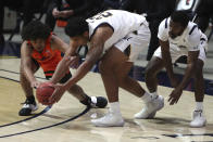 Oregon State guard Ethan Thompson, left, dives for a loose ball against California forward Andre Kelly, center, and guard Makale Foreman during the first half of an NCAA college basketball game in Berkeley, Calif., Thursday, Feb. 25, 2021. (AP Photo/Jed Jacobsohn)