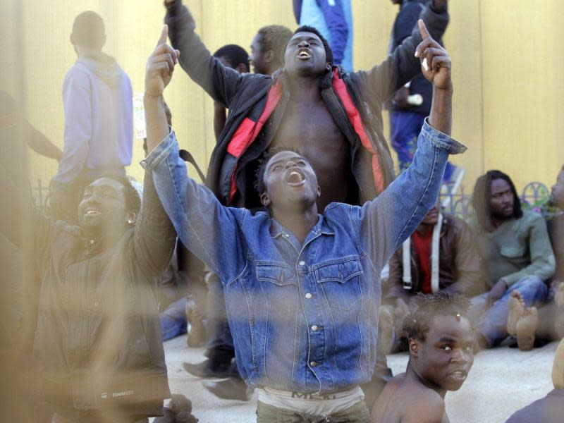 Jubel in Melilla: Afrikanische Flüchtlinge feiern ihr Eindringen die die spanische Afrika-Enklave. Foto: F.G. Guerrero