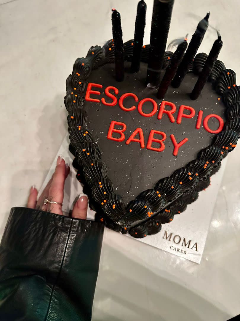 Se la pudo ver junto a L-Gante, soplando las velitas de una torta decorada especialmente para ella: era de color negro y llevaba escrito: “Escorpio baby”, por su signo zodiacal.