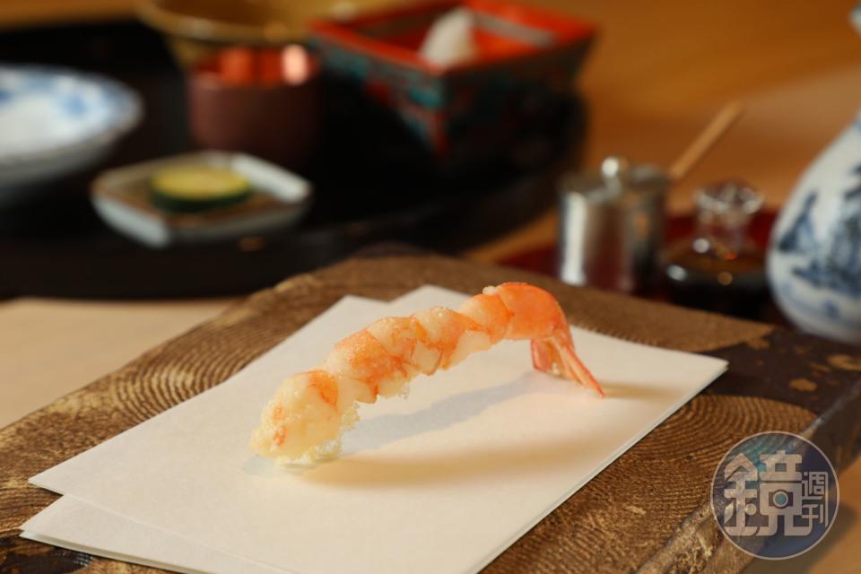 薄炸海老用的是宜蘭來的活白蝦，入口僅有7分熟，香甜鮮嫩。