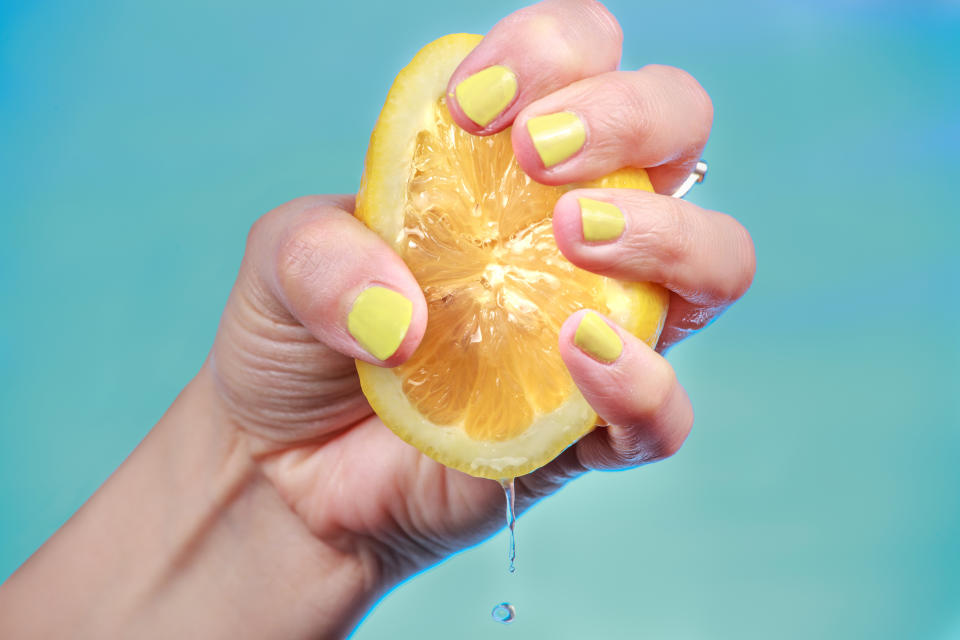 Mit Zitronensaft lassen sich schöne Effekte auf hellen Haaren erzielen (Symbolbild: Getty Images)