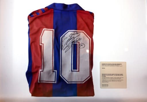 <span class="caption">Le maillot de Maradona au musée du Barça.</span> <span class="attribution"><span class="source">Lluis Gene/AFP</span></span>