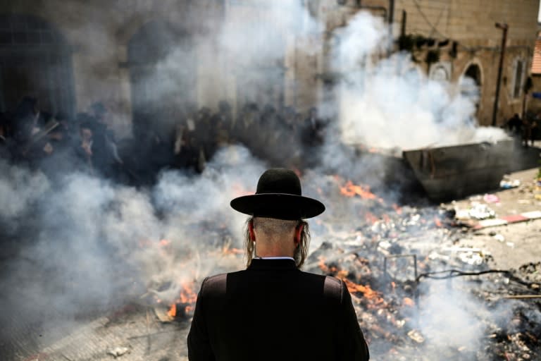 Un judío ultraortodoxo quema artículos con levadura durante el ritual del Biur Jametz, parte de los preparativos finales de la festividad de la Pascua judía, el 22 de abril de 2024 en Jerusalén (Ronaldo Schemidt)