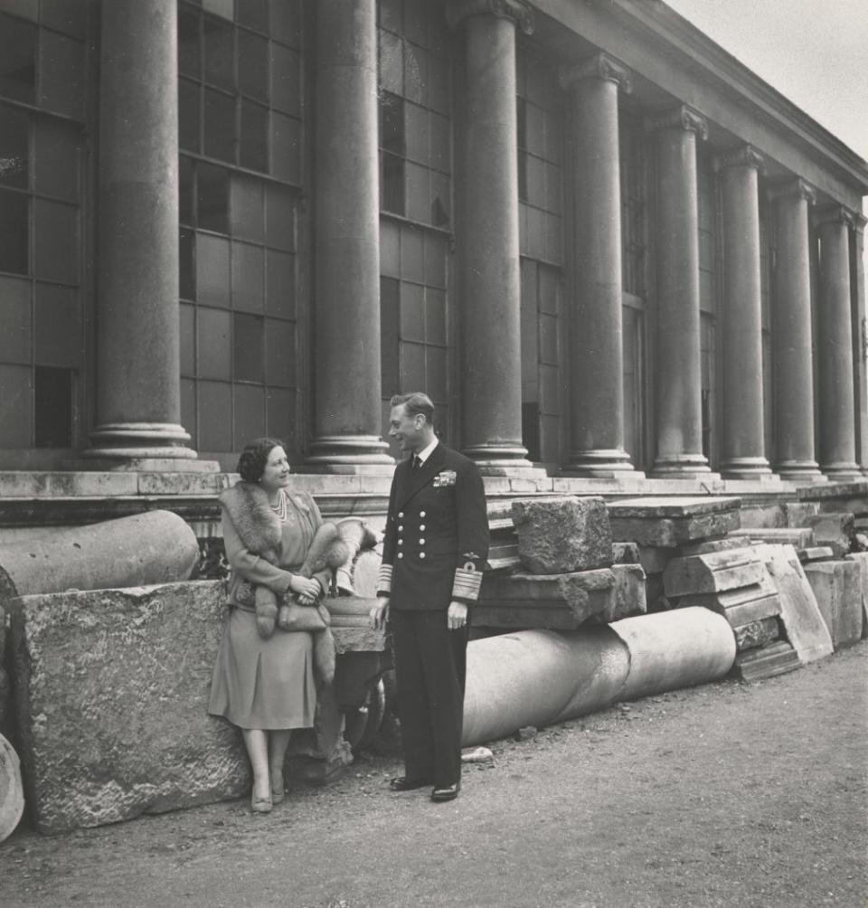 El rey Jorge VI y la reina Isabel se miran reconfortados mientras inspeccionan los escombros después de que los bombardeos dañaran el palacio de Buckingham en 1940. Crédito: Cecil Beaton/Royal Collection Trust