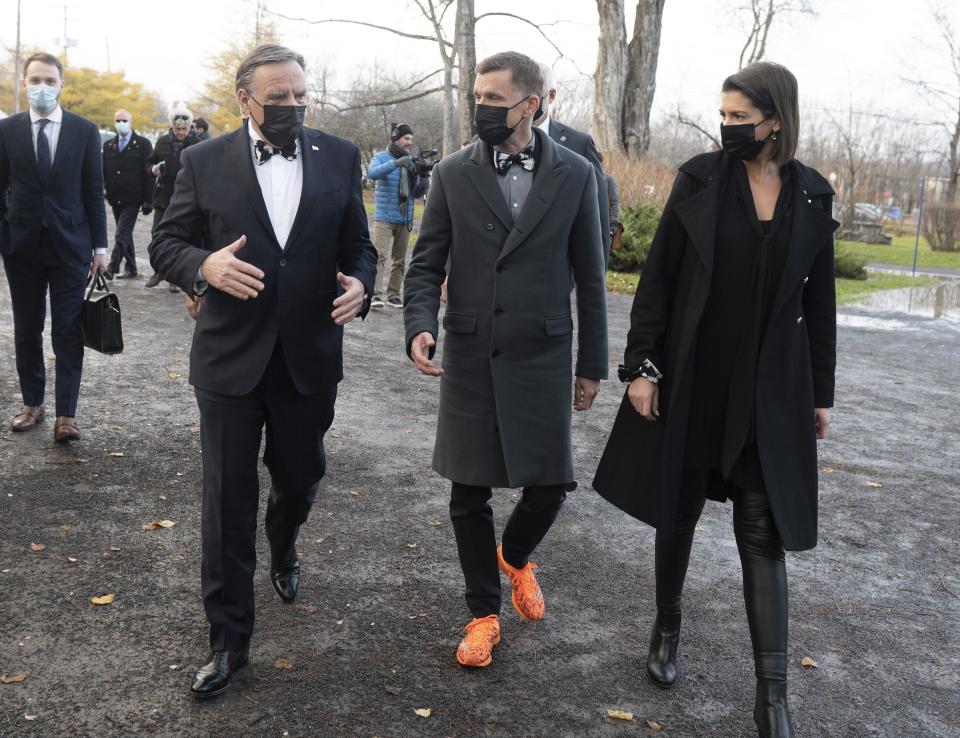 Bruno Marchand entouré de François Legault et de Geneviève Guilbault