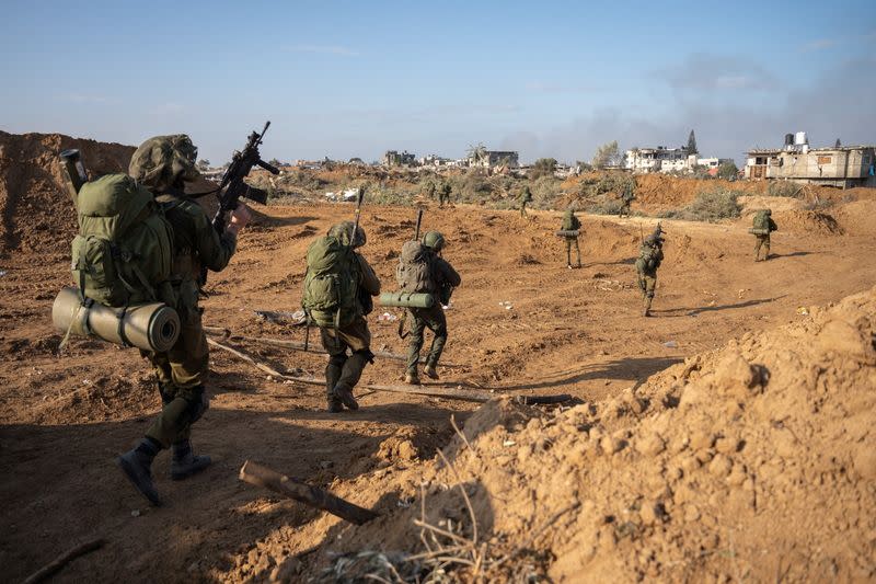 Soldados israelíes participan en una operación terrestre en Gaza