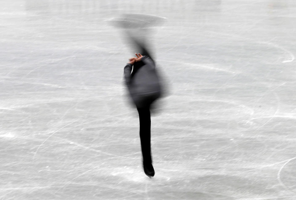 <p>Der russische Eiskunstläufer Makar Ignatov wagt eine spektakuläre Drehung auf dem Eis. Derzeit findet in Nagoya in Japan das ISU Grand Prix of Figure Skating Finale statt. (Bild: REUTERS/Issei Kato) </p>