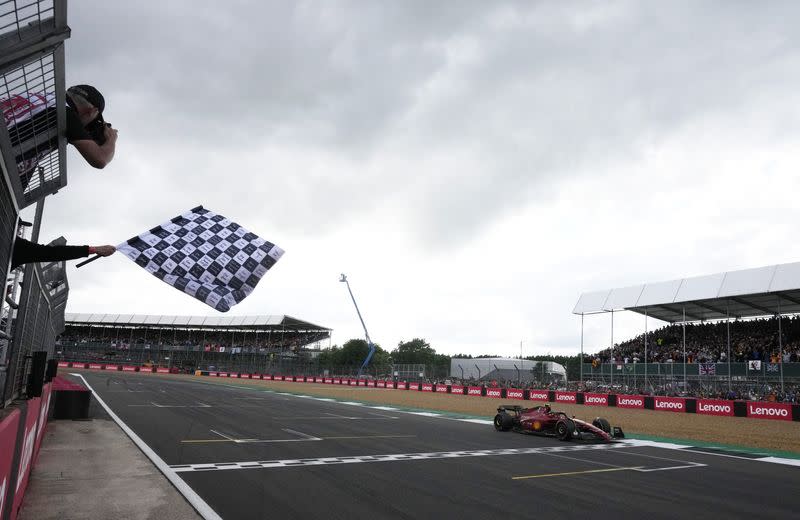 Foto del domingo de la Ferrari de Carlos Sainz Jr. cruzando la meta en Silverstone