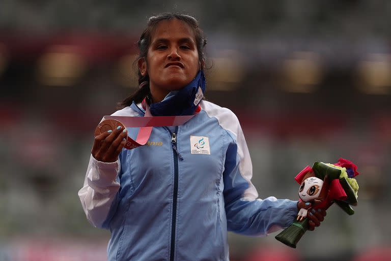 La velocista Yanina Martínez y su medalla de bronce en los Juegos Paralímpicos de Tokio 2020.