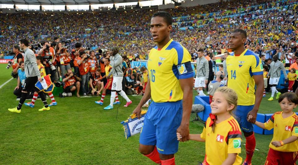 El volante ecuatoriano Antonio Valencia (I) encabeza la alineación sudamericana que sale al campo de juego del estadio Maracaná para enfrentar a Francia, en partido del Grupo E del Mundial de Brasil-2014, el 25 de junio en Rio de Janeiro (AFP/Archivos | Fabrice Coffrini)