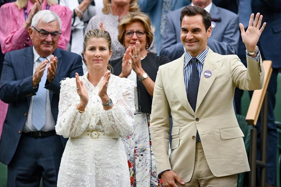 「網球之神」費德勒與其妻子Mirka Federer，在溫布頓網球賽的開幕戰上，重返中央球場，站在皇家包廂接受全場歡呼致敬。（圖片提供：溫布頓網球錦標賽 ©AELTC / Karwai Tang）