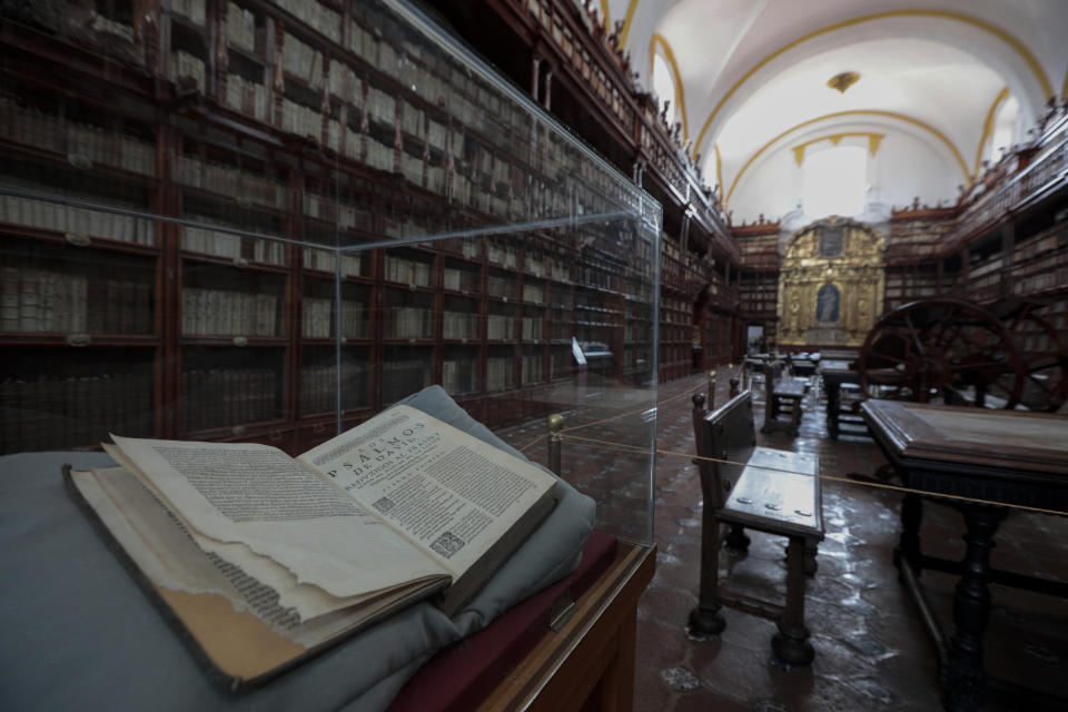 El interior de la Biblioteca Palafoxiana, la biblioteca pública más antigua en América, el martes 13 de septiembre de 2022 en la ciudad de Puebla, México. (AP Foto/Pablo Spencer)