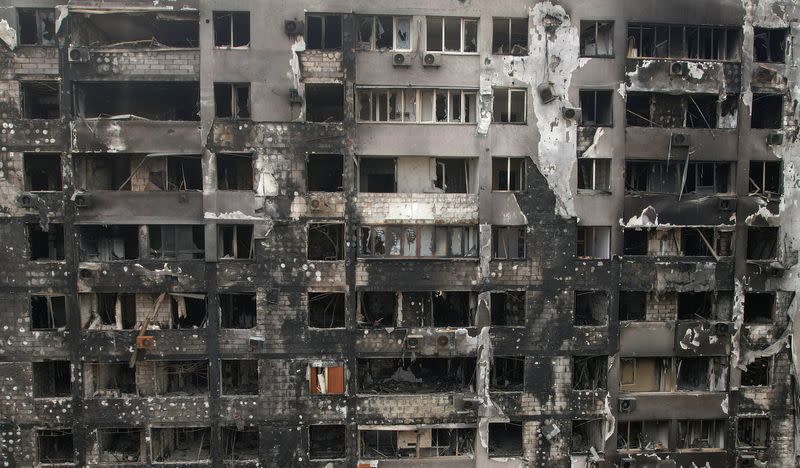 IMAGEN DE ARCHIVO. Una vista muestra un edificio residencial quemado en la ciudad portuaria sureña de Mariúpol, Ucrania