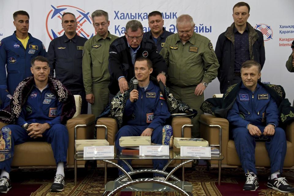 Los tres astronautas dan su primera rueda de prensa después de estar seis meses en el espacio.