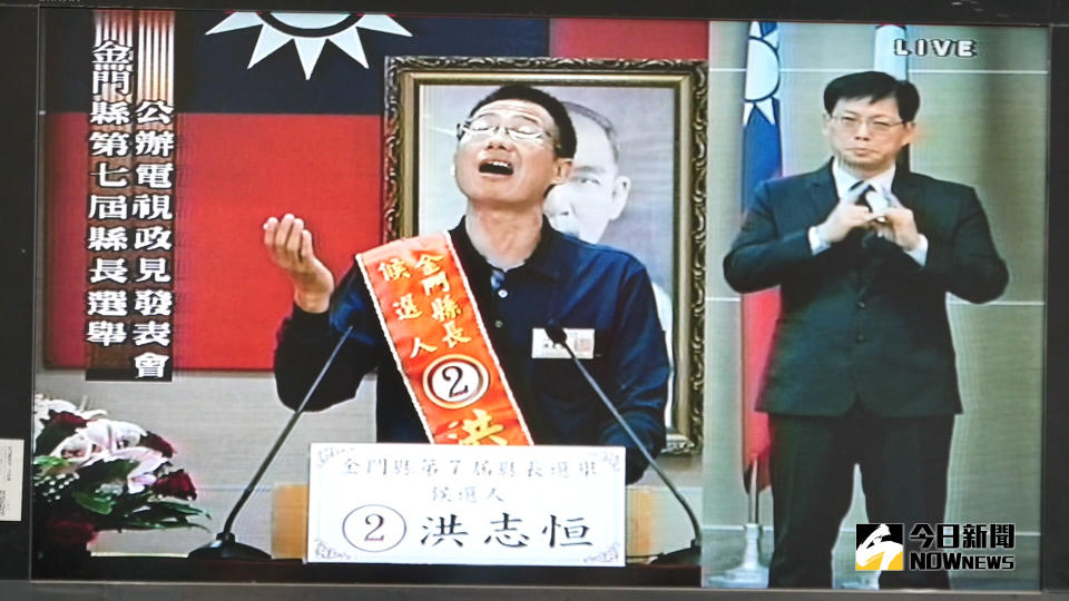 ▲金門縣長政見發表會，候選人洪志恒大唱「心經」，手語老師李振輝全程無掉線，用手闡釋經文的高深語義。（圖／記者蔡若喬攝, 2018.11.14）