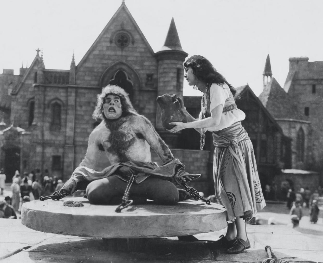 <span class="caption">Escena de la película _El jorobado de Notre Dame_ ( Wallace Worsley, 1923) con Lon Chaney en el papel de Quasimodo y Patsy Ruth Miller en el de Esmeralda.</span> <span class="attribution"><a class="link " href="https://commons.wikimedia.org/wiki/File:Hunchback_of_Notre_Dame.jpg" rel="nofollow noopener" target="_blank" data-ylk="slk:Wikimedia Commons /;elm:context_link;itc:0;sec:content-canvas">Wikimedia Commons / </a></span>